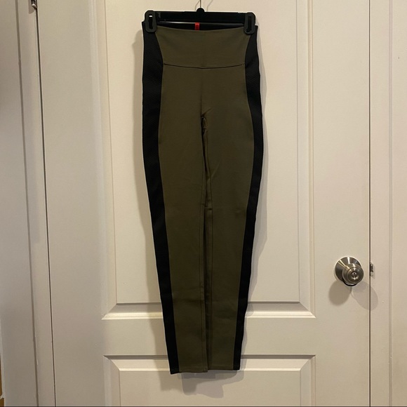 Spanx Textured Side Panel Leggings - Picture 4 of 5